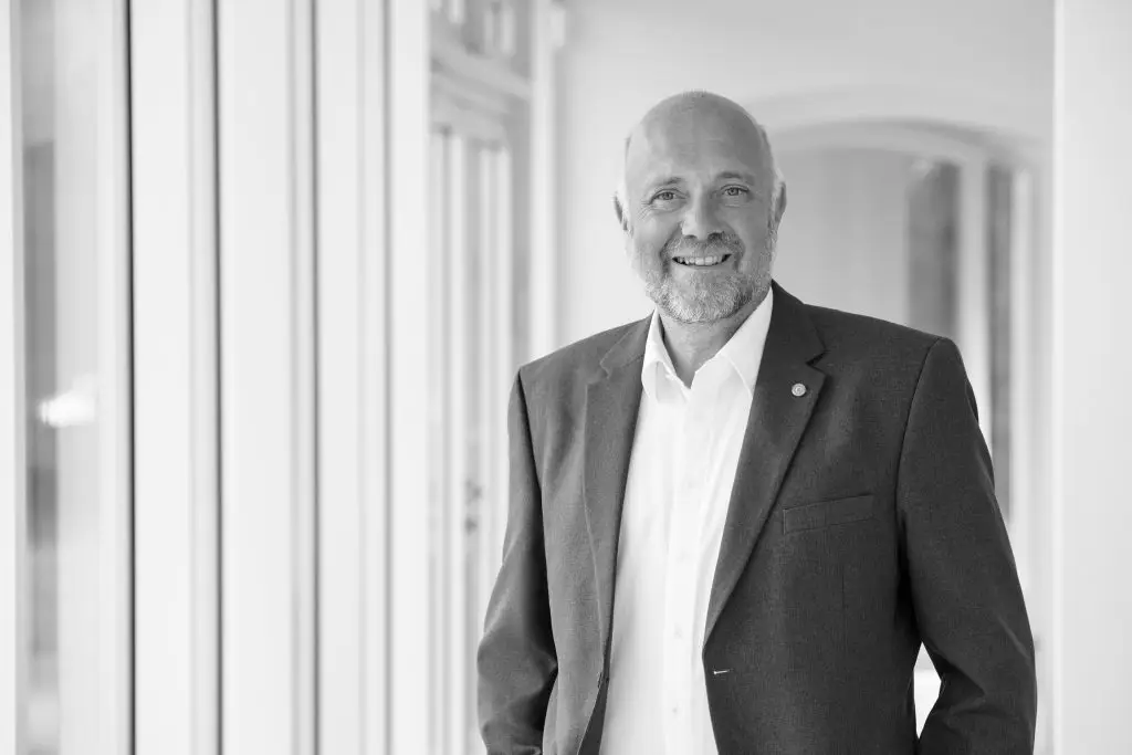 Der Inahbe der Webseite im Anzug